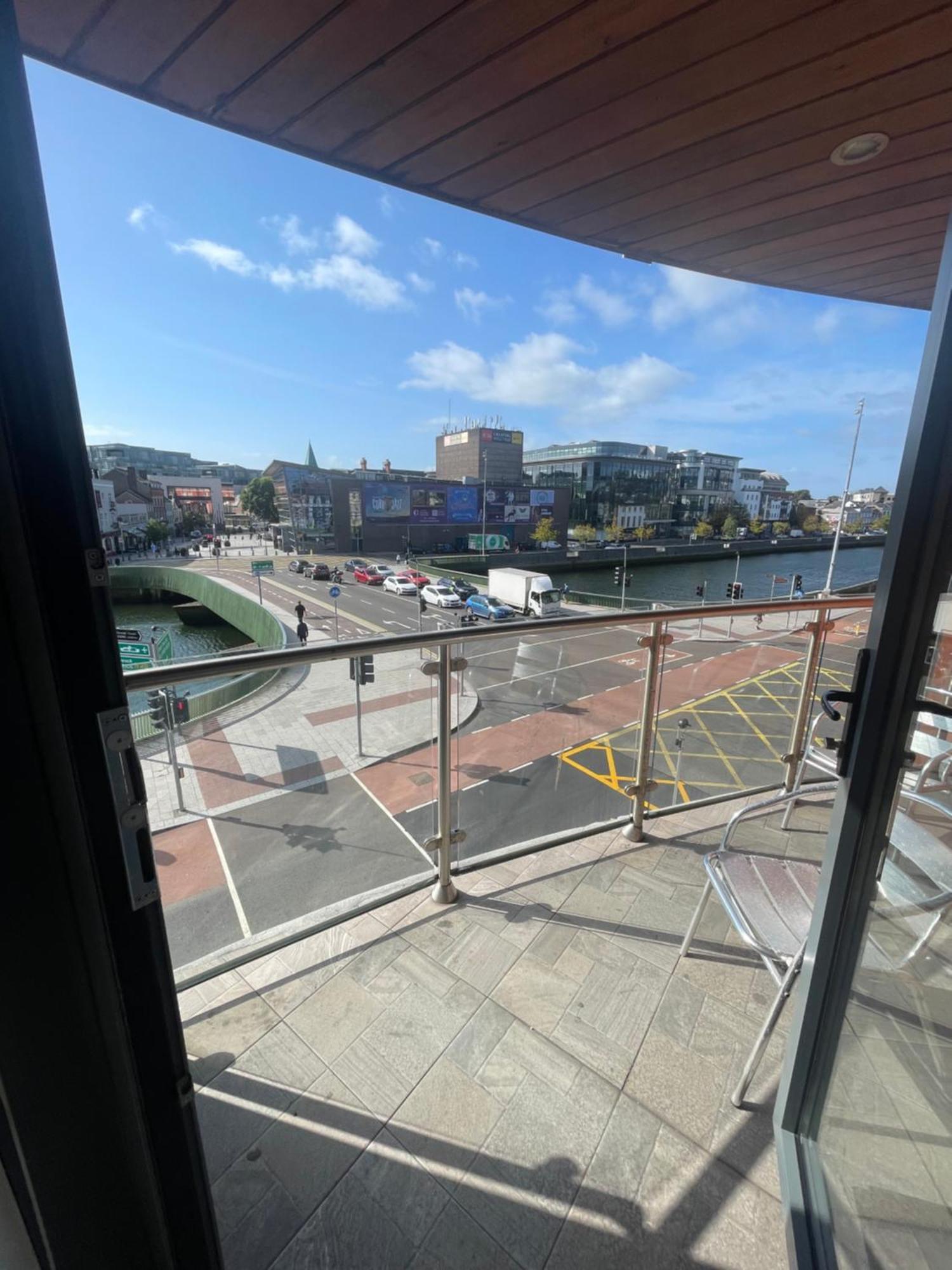 Fabulous And Sunny 2 Bed Apartment, In City Centre Cork Dış mekan fotoğraf