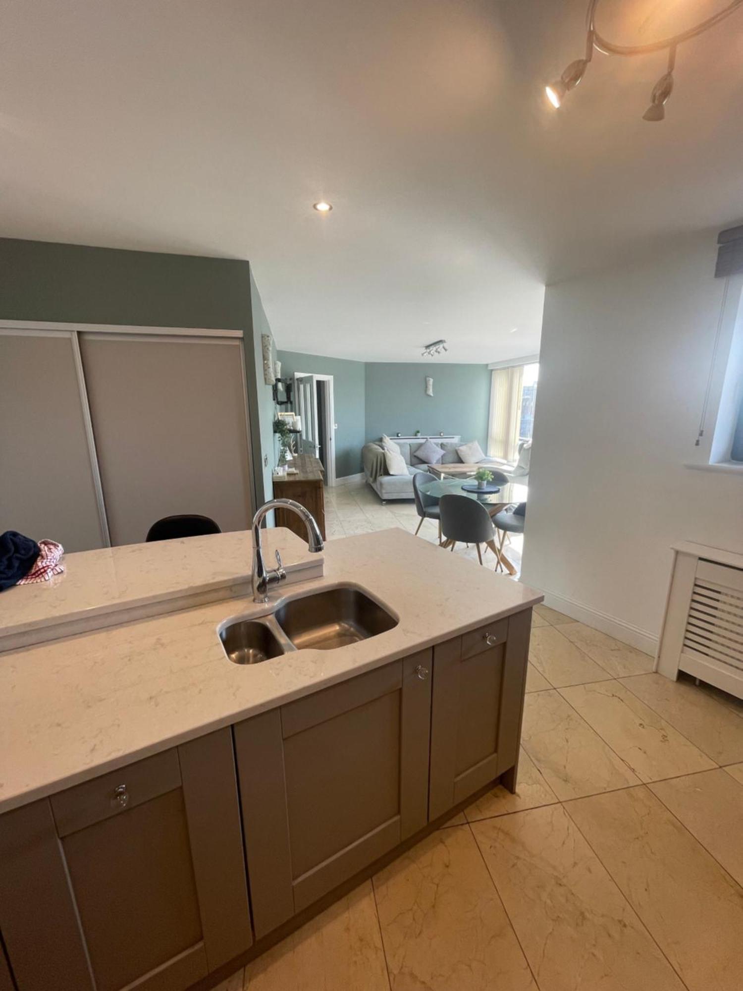 Fabulous And Sunny 2 Bed Apartment, In City Centre Cork Dış mekan fotoğraf